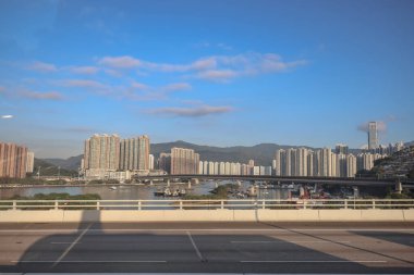 3 Aralık 2024 Şehir manzaralı yüksek konut binaları, işlek bir otoyol