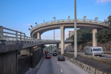 3 Aralık 2024 Yoğun bir otoyolda üstlerinde köprü olan araçlar,