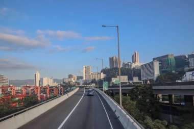 3 Aralık 2024 yolu altında park halindeki vinçlerin bulunduğu bir kargo limanından geçiyor.