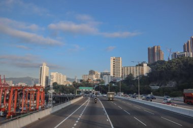 3 Aralık 2024 yolu altında park halindeki vinçlerin bulunduğu bir kargo limanından geçiyor.