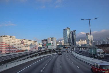 3 Aralık 2024 yolu altında park halindeki vinçlerin bulunduğu bir kargo limanından geçiyor.