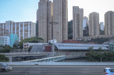 3 Aralık 2024 Şehir manzaralı yüksek konut binaları, işlek bir otoyol