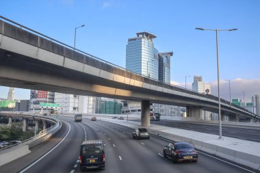 3 Aralık 2024 Şehir manzaralı yüksek konut binaları, işlek bir otoyol