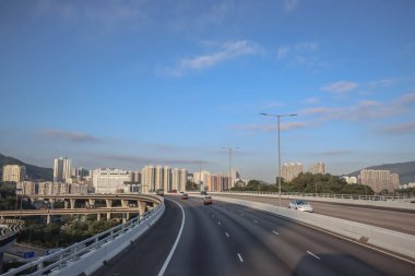 3 Aralık 2024 Şehir manzaralı yüksek konut binaları, işlek bir otoyol