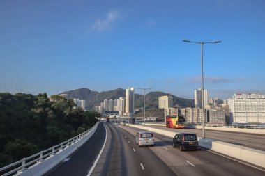 3 Aralık 2024 Şehir manzaralı yüksek konut binaları, işlek bir otoyol