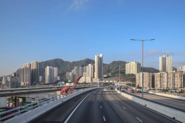 3 Aralık 2024 Şehir manzaralı yüksek konut binaları, işlek bir otoyol