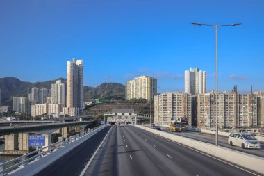 3 Aralık 2024 Şehir manzaralı yüksek konut binaları, işlek bir otoyol