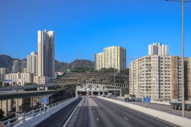 3 Aralık 2024 Şehir manzaralı yüksek konut binaları, işlek bir otoyol