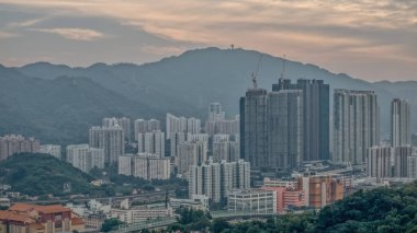 Resim, 22 Aralık 2024 'te geometrik çeşitlilikteki binaların bulunduğu bir şehir siluetini gösteriyor.