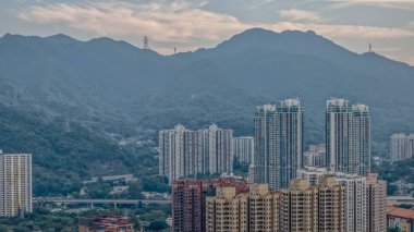 Resim, 22 Aralık 2024 'te geometrik çeşitlilikteki binaların bulunduğu bir şehir siluetini gösteriyor.