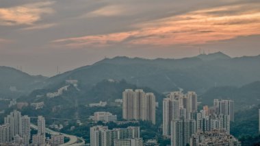 Resim, 22 Aralık 2024 'te geometrik çeşitlilikteki binaların bulunduğu bir şehir siluetini gösteriyor.