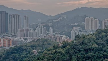 Resim, 22 Aralık 2024 'te geometrik çeşitlilikteki binaların bulunduğu bir şehir siluetini gösteriyor.