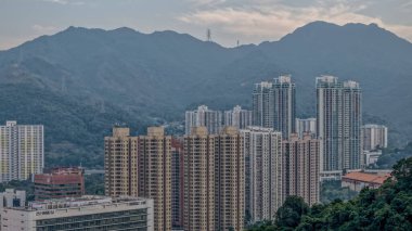 Resim, 22 Aralık 2024 'te geometrik çeşitlilikteki binaların bulunduğu bir şehir siluetini gösteriyor.