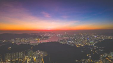 Aralık 12021 Bir Şehir Gökyüzü Çizgisi boyunca Panoramik Gece Görüntüsü