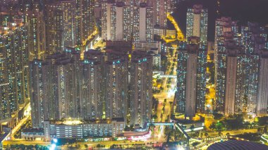 1 Aralık 2022 Parlak bir stadyumun ortasında canlı bir şehir silueti sergileniyor