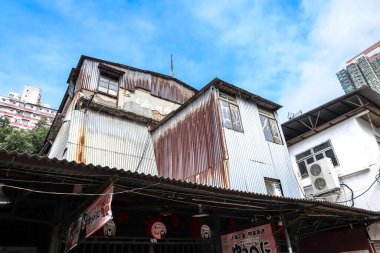 24 Aralık 2024 Geleneksel dükkanlar ve yayaların yer aldığı canlı bir sokak piyasa sahnesi,