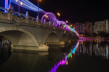 17 Aralık 2024 renkli ışıklar, alacakaranlık altındaki suya güzel bir şekilde yansıyor.