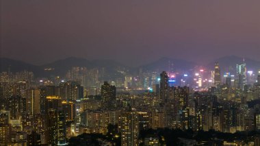 19 Aralık 2021 Büyüleyici şehir silueti göz kamaştırıcı şehir ışıklarıyla