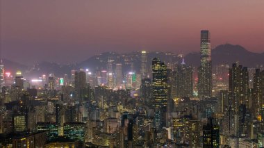 19 Aralık 2024 günbatımında aydınlatılan yüksek konutlu binalar,