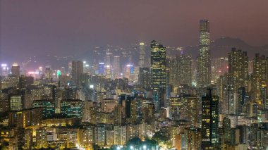 19 Aralık 2024 günbatımında aydınlatılan yüksek konutlu binalar,