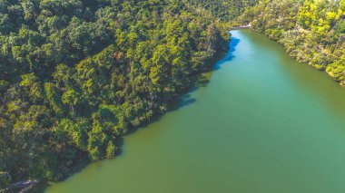 Sakin bir nehri gösteren büyüleyici bir hava fotoğrafı 11 Ocak 2025