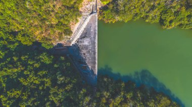 Ocak 11 2025 perspektifi ile çevrili bir beton baraj