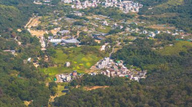 11 Ocak 2025 Ormanlık tepelerin arasına yerleşmiş sakin bir kırsal kasabayı ele geçiriyor.