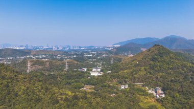 11 Ocak 2025 Ormanlık tepelerin arasına yerleşmiş sakin bir kırsal kasabayı ele geçiriyor.