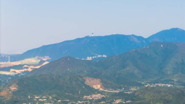 11 Ocak 2025 Ormanlık tepelerin arasına yerleşmiş sakin bir kırsal kasabayı ele geçiriyor.