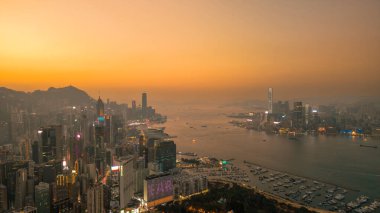 Ocak 11 2025 binalar, işlek bir liman ve hareketli gece ışıkları.