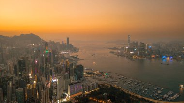 Ocak 11 2025 binalar, işlek bir liman ve hareketli gece ışıkları.