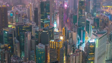 11 Ocak 2025 canlı şehir gökdelenlerini aydınlatan ve aydınlatan gökyüzü sergisi