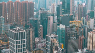 Ocak 11 2025, yüksek binalarla dinamik bir şehir manzarası yakalıyor.