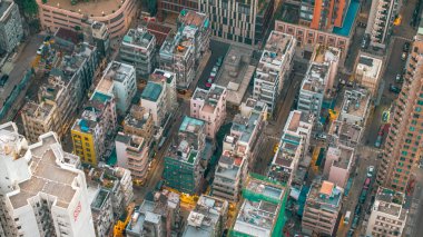 Ocak 11 2025, yüksek binalarla dinamik bir şehir manzarası yakalıyor.