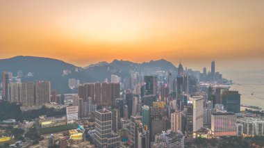 11 Ocak 2025 'te gökdelenli kalabalık bir şehir siluetinin tasviri