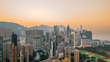 11 Ocak 2025 'te gökdelenli kalabalık bir şehir siluetinin tasviri