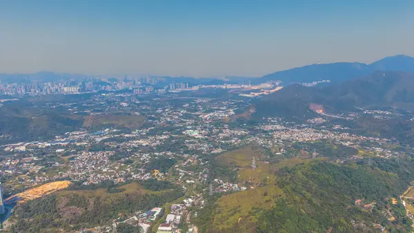 Ocak 11 2025 Arka planda modern bir şehrin gökyüzünün çarpıcı görüntüsü