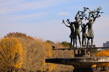 4 Aralık 2024 muhteşem bronz heykel bir grup bireyi resmediyor.