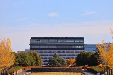 4 Aralık 2024. Vibran 'ın ortasındaki siyah, çağdaş bir mimari bina.