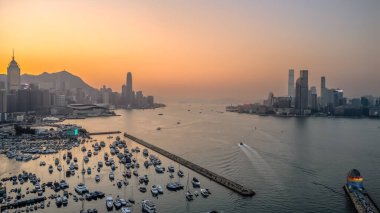 18 Ocak 2025 Günbatımı limana yanaşan teknelerle sıcak bir parıltı yayıyor.