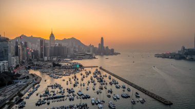 18 Ocak 2025 Günbatımı limana yanaşan teknelerle sıcak bir parıltı yayıyor.