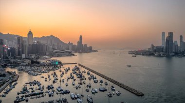 18 Ocak 2025 Günbatımı limana yanaşan teknelerle sıcak bir parıltı yayıyor.