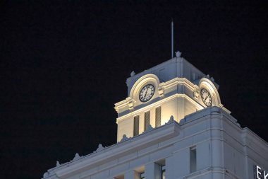 4 Aralık 2024 Ekise alışveriş binasının gece gökyüzüne karşı olduğu şehir manzarası