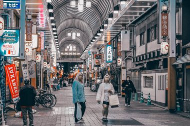 4 Aralık 2024 vitrin önü canlı bir atmosfer oluşturur.