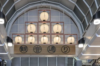 4 Aralık 2024 vitrin önü canlı bir atmosfer oluşturur.