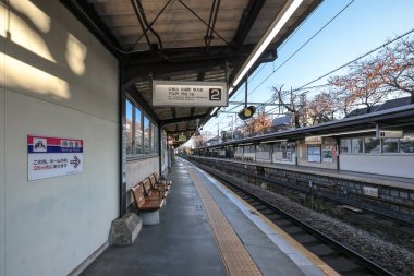 4 Aralık 2024 mpty tren istasyonu platformu raylar, yapılar,