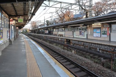 4 Aralık 2024 mpty tren istasyonu platformu raylar, yapılar,