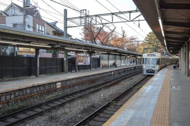 4 Aralık 2024 mpty tren istasyonu platformu raylar, yapılar,