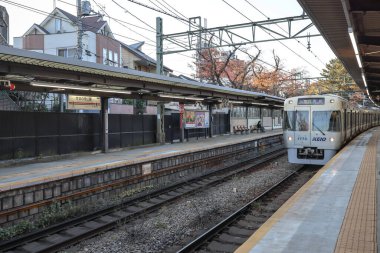 4 Aralık 2024 mpty tren istasyonu platformu raylar, yapılar,