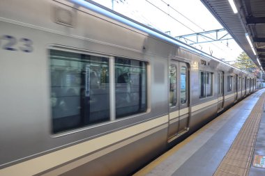 4 Aralık 2024 mpty tren istasyonu platformu raylar, yapılar,